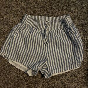Abercrombie Kids Blue and White Striped shorts size 7/8
